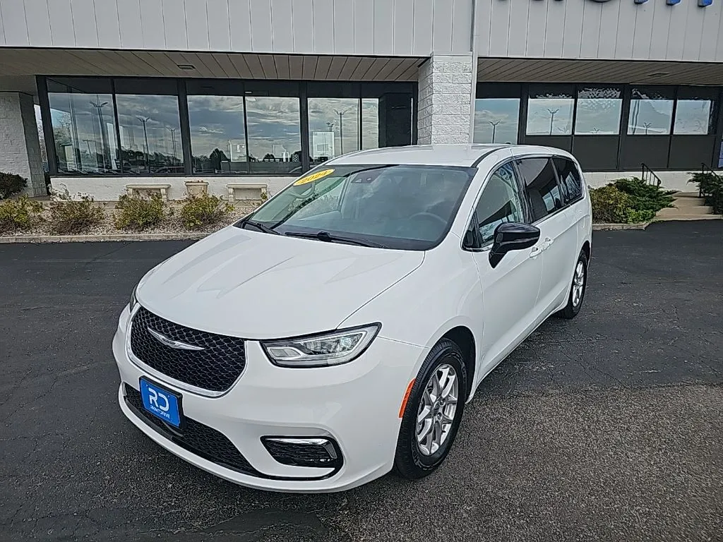 White 2024 Chrysler Pacifica Touring L for sale in Muncie, IN