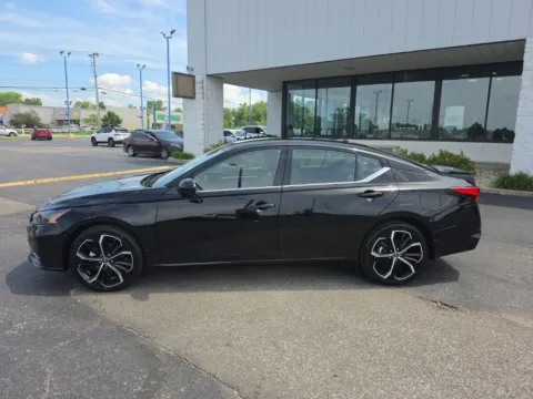 More photos of 2023 Nissan Altima 2.5 SR at RightDrive Muncie, IN