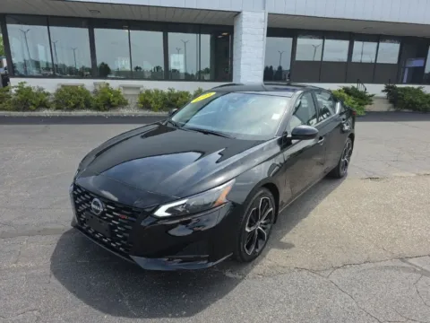 Black 2023 Nissan Altima 2.5 SR for sale in Muncie, IN