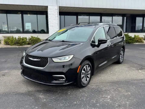 Black 2021 Chrysler Pacifica Touring L for sale in Muncie, IN