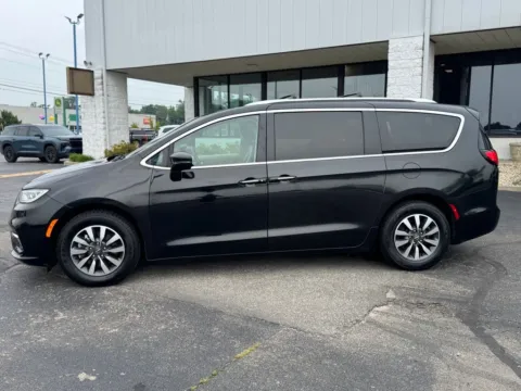 Another view of 2021 Chrysler Pacifica Touring L for sale in Muncie, IN at RightDrive Muncie