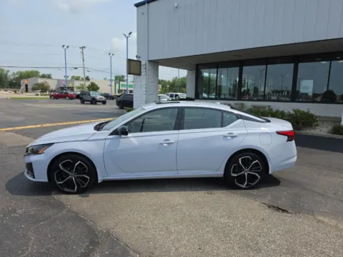 More photos of 2023 Nissan Altima 2.5 SR at RightDrive Muncie, IN