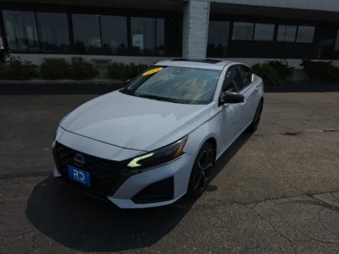 White 2023 Nissan Altima 2.5 SR for sale in Muncie, IN