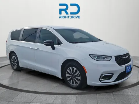 White 2024 Chrysler Pacifica Hybrid Select for sale in Muncie, IN