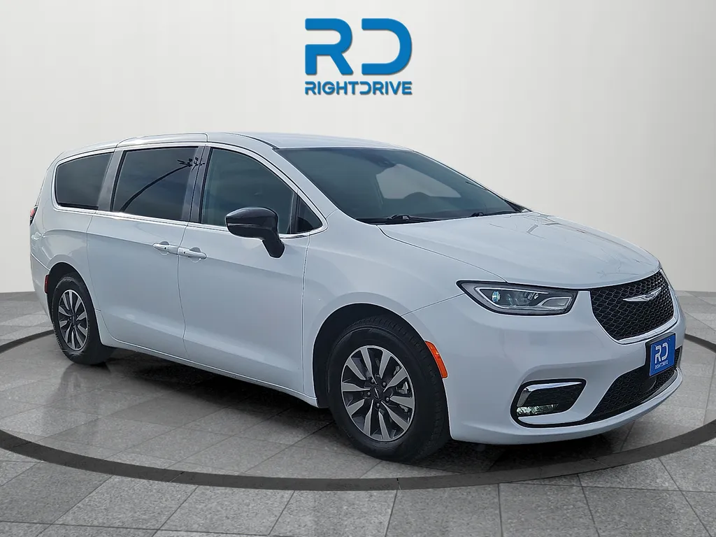White 2024 Chrysler Pacifica Hybrid Select for sale in Muncie, IN