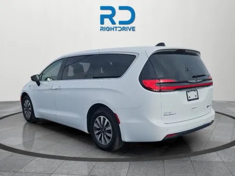 More photos of 2024 Chrysler Pacifica Hybrid Select at RightDrive Muncie, IN