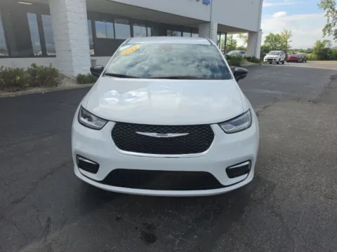 Photos of 2025 Chrysler Pacifica Select for sale in Muncie, IN at RightDrive Muncie