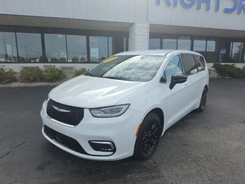 White 2025 Chrysler Pacifica Select for sale in Muncie, IN