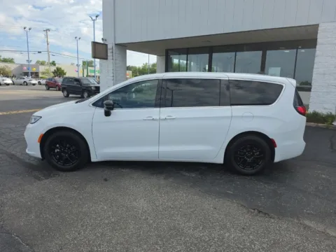 More photos of 2025 Chrysler Pacifica Select at RightDrive Muncie, IN