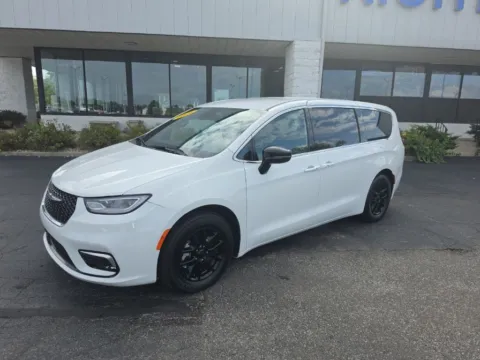 Another view of 2025 Chrysler Pacifica Select for sale in Muncie, IN at RightDrive Muncie