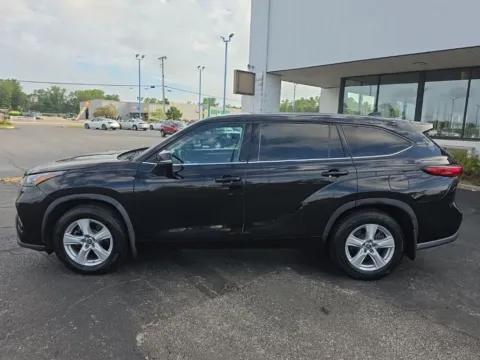 More photos of 2020 Toyota Highlander LE at RightDrive Muncie, IN