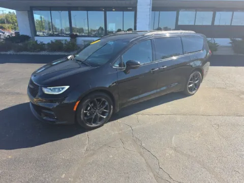 Photos of 2025 Chrysler Pacifica Limited for sale in Muncie, IN at RightDrive Muncie