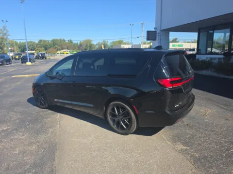 More photos of 2025 Chrysler Pacifica Limited at RightDrive Muncie, IN