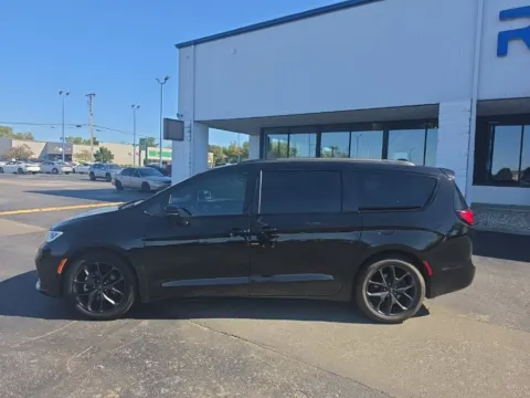 Another view of 2025 Chrysler Pacifica Limited for sale in Muncie, IN at RightDrive Muncie