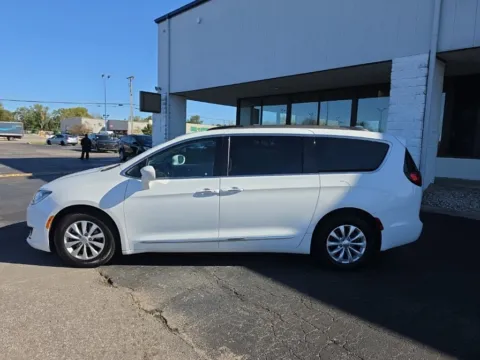 More photos of 2017 Chrysler Pacifica Touring L at RightDrive Muncie, IN