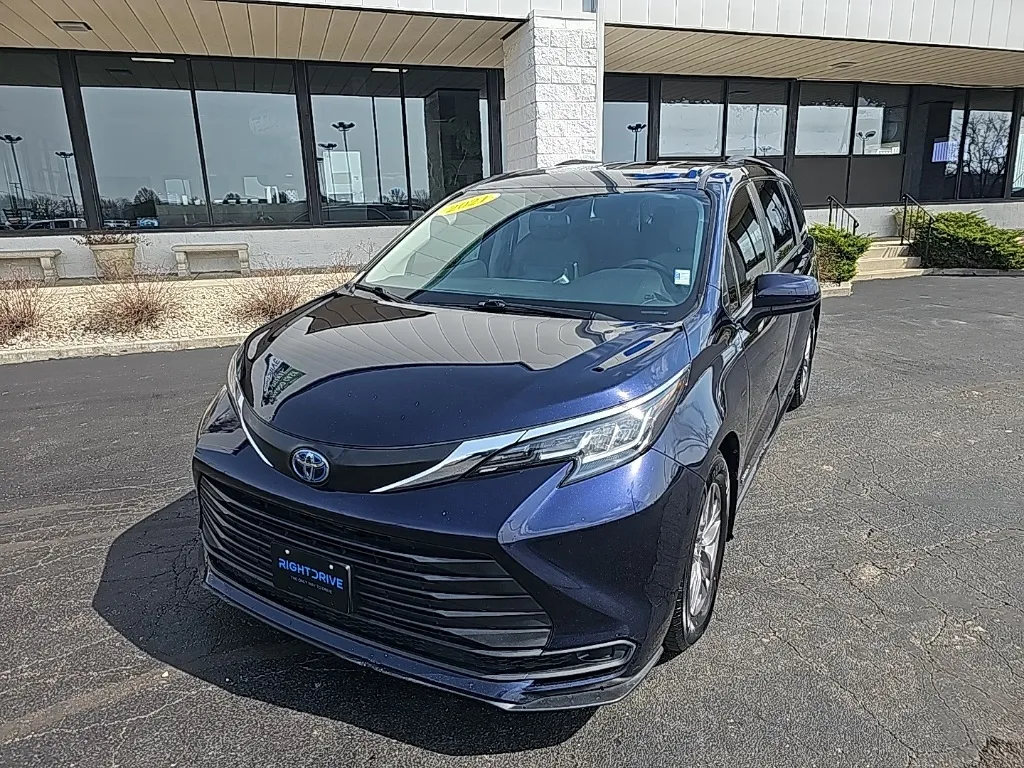 Used 2021 Toyota Sienna LE for sale in Muncie, IN | VIN: 5TDKRKEC7MS030290