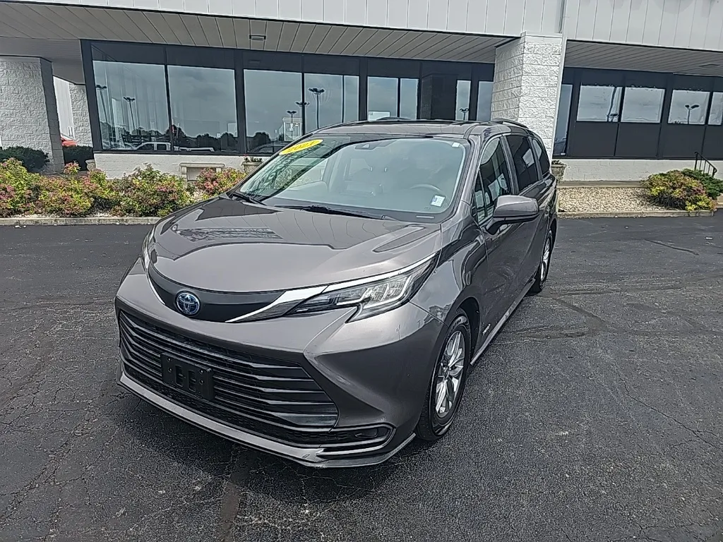 2021 Toyota Sienna LE for sale in Muncie, IN