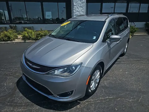 Silver 2018 Chrysler Pacifica Touring L for sale in Muncie, IN