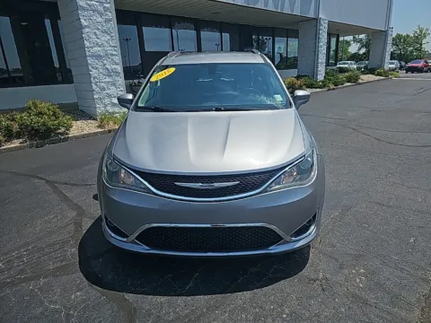 Photos of 2018 Chrysler Pacifica Touring L for sale in Muncie, IN at RightDrive Muncie