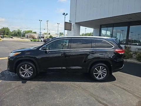 More photos of 2017 Toyota Highlander XLE at RightDrive Muncie, IN