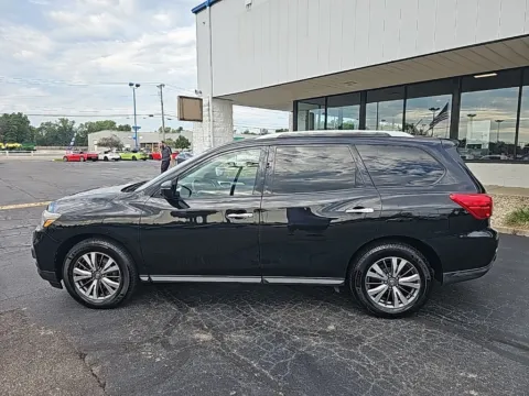 More photos of 2018 Nissan Pathfinder SL at RightDrive Muncie, IN