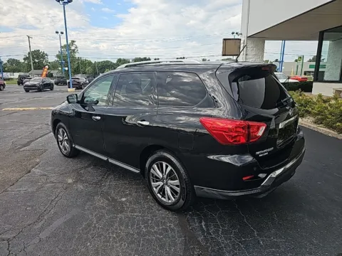 More photos of 2018 Nissan Pathfinder SL at RightDrive Muncie, IN