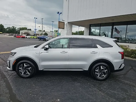 More photos of 2022 Kia Sorento Hybrid S at RightDrive Muncie, IN