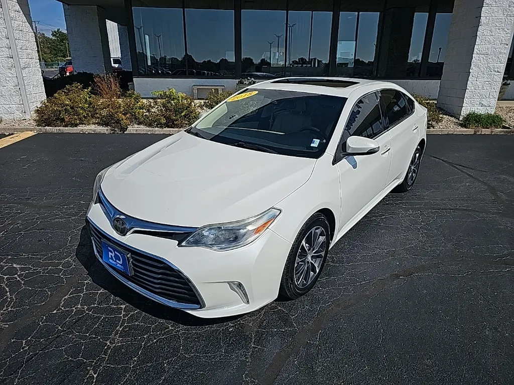 White 2018 Toyota Avalon XLE Premium for sale in Muncie, IN