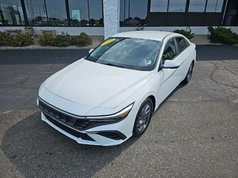 White 2024 Hyundai Elantra SEL for sale in Muncie, IN