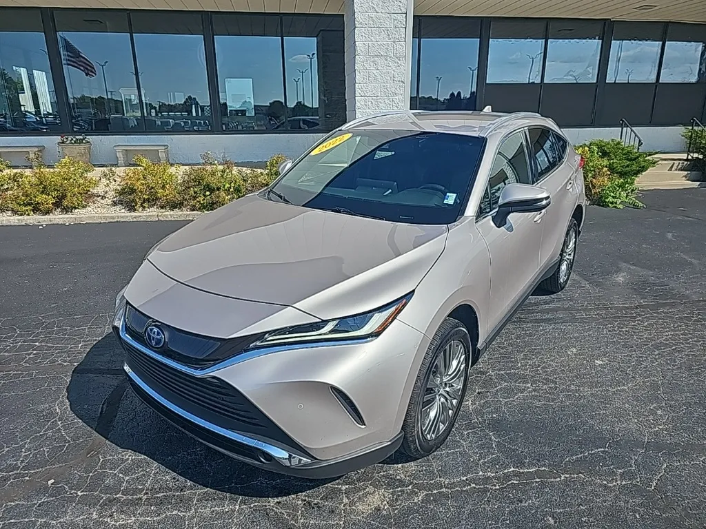 2022 Toyota Venza LE's photo