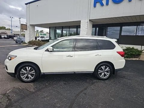 More photos of 2020 Nissan Pathfinder SL at RightDrive Muncie, IN