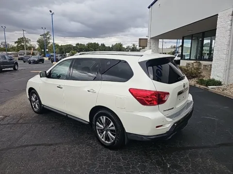 More photos of 2020 Nissan Pathfinder SL at RightDrive Muncie, IN