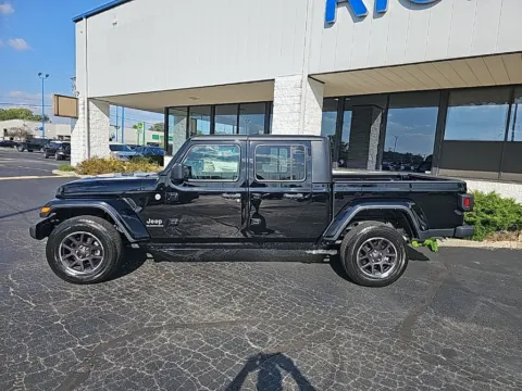 More photos of 2023 Jeep Gladiator Overland at RightDrive Muncie, IN