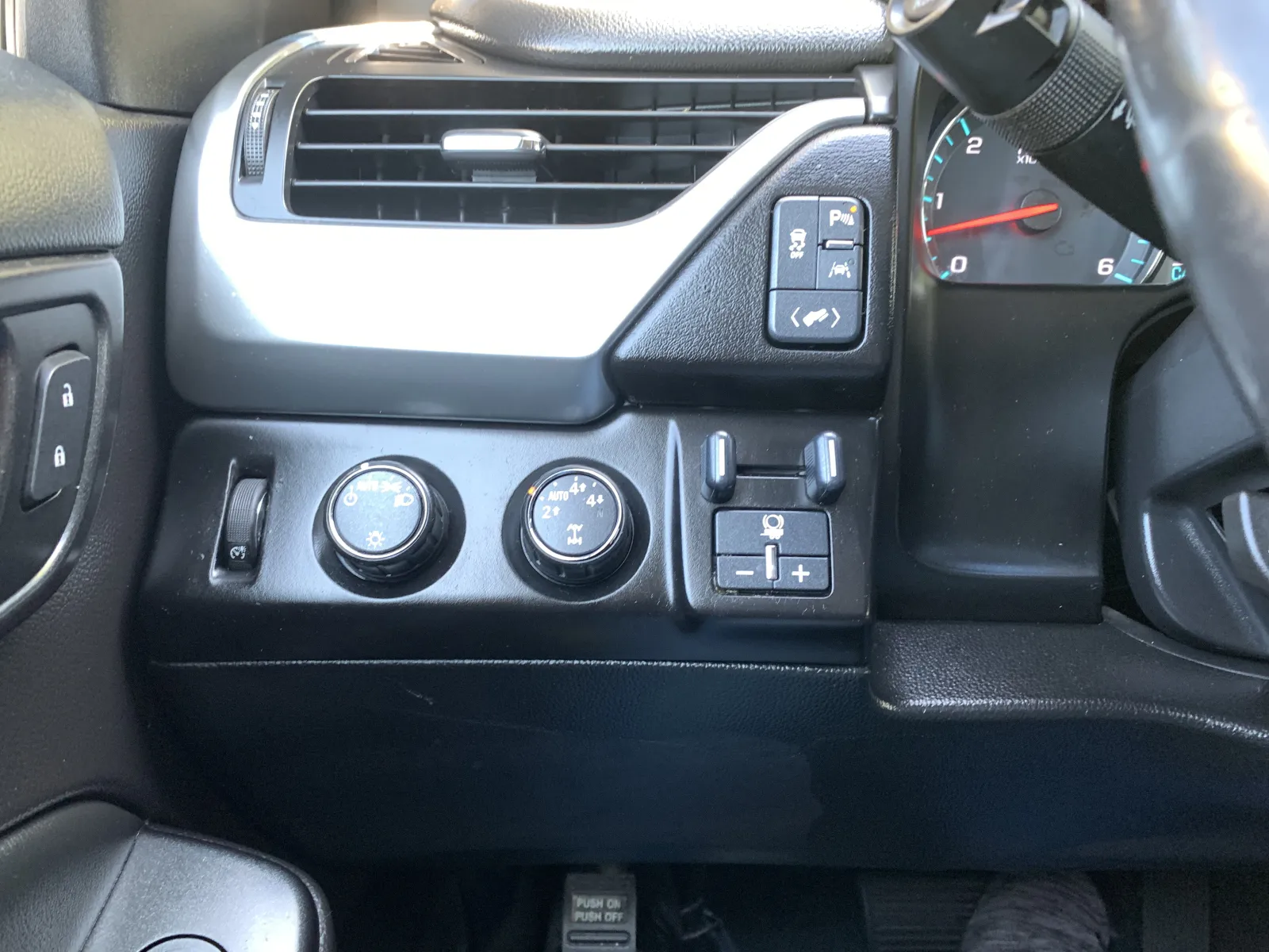 Chevrolet Suburban photo 17