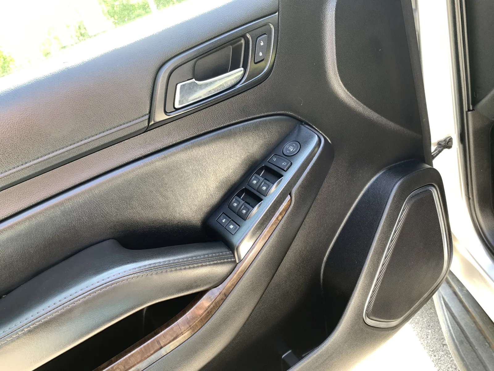 Chevrolet Suburban photo 19