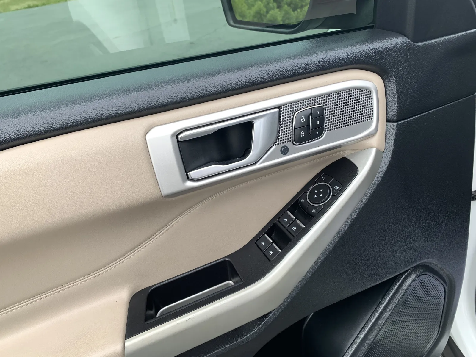 Ford Explorer photo 24
