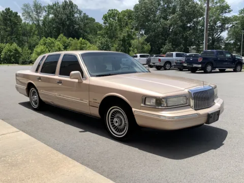 Beige 1996 LINCOLN TOWN CAR Signature for sale in Little Rock, AR