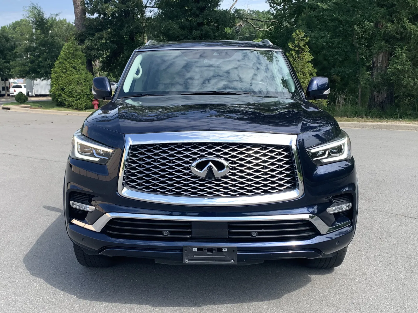 Infiniti QX80 photo 2