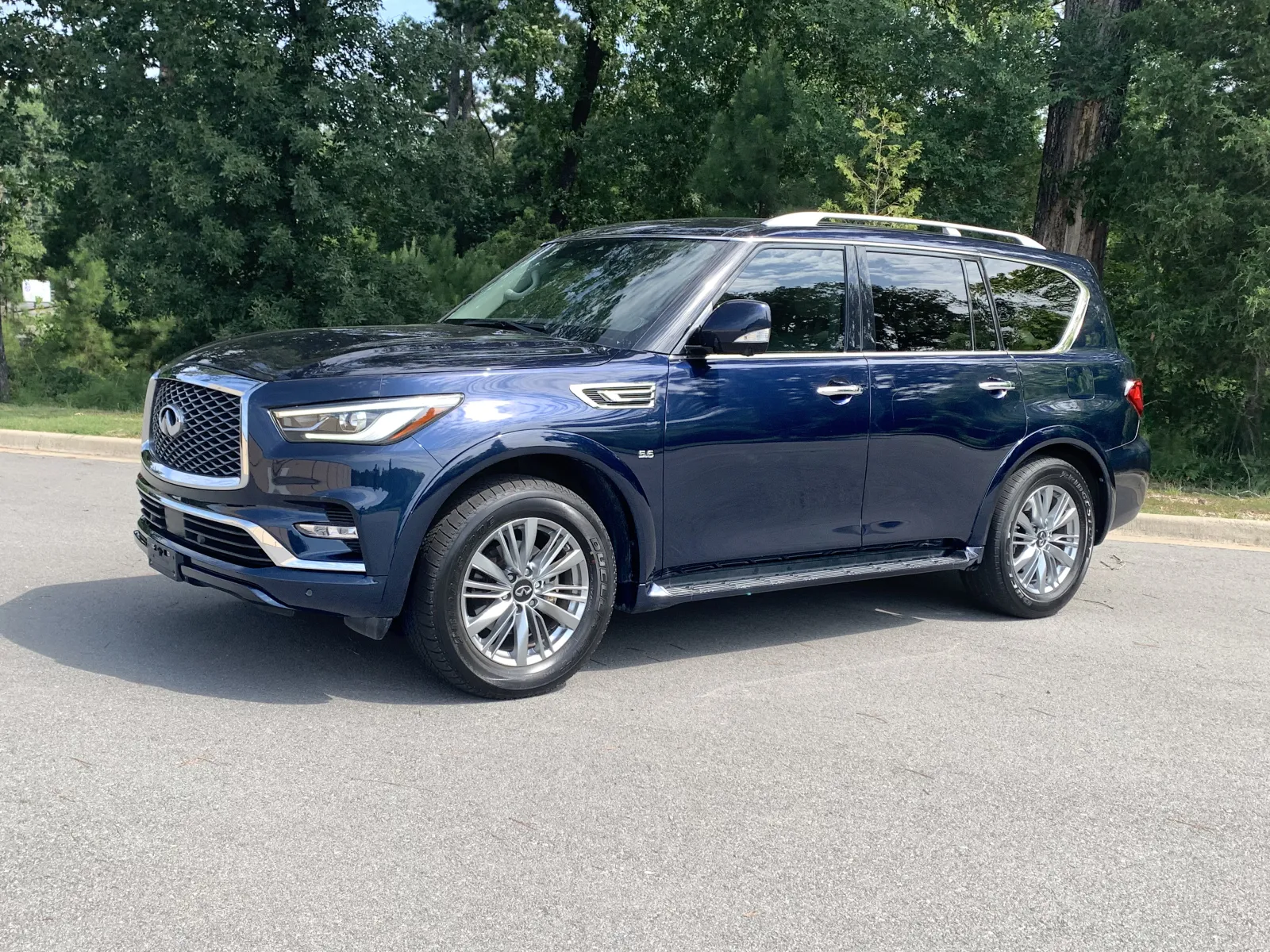 Infiniti QX80 photo 3