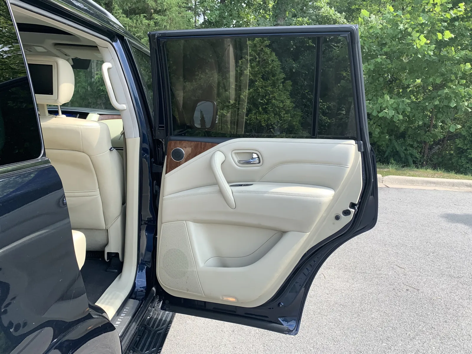 Infiniti QX80 photo 34