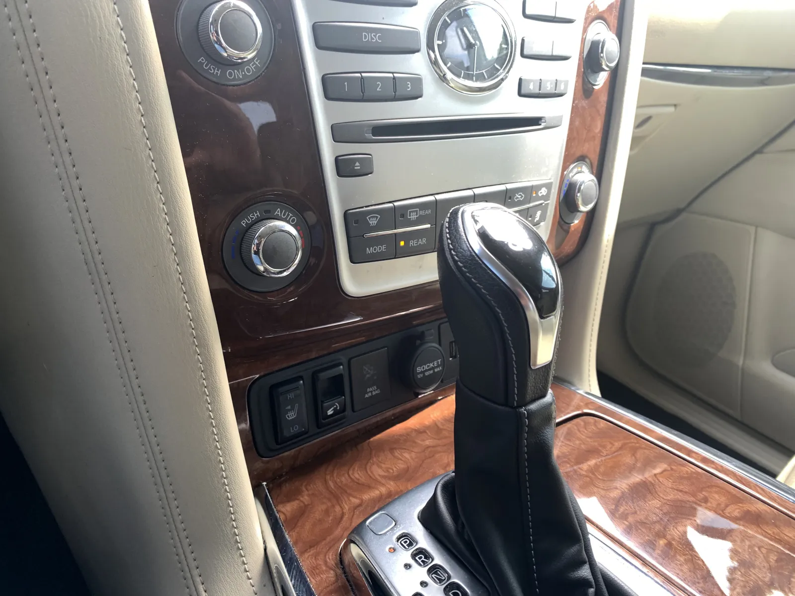 Infiniti QX80 photo 18