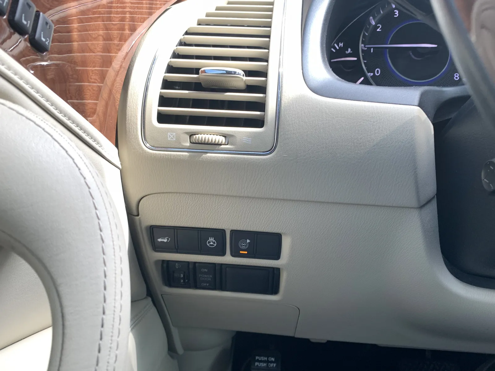 Infiniti QX80 photo 22