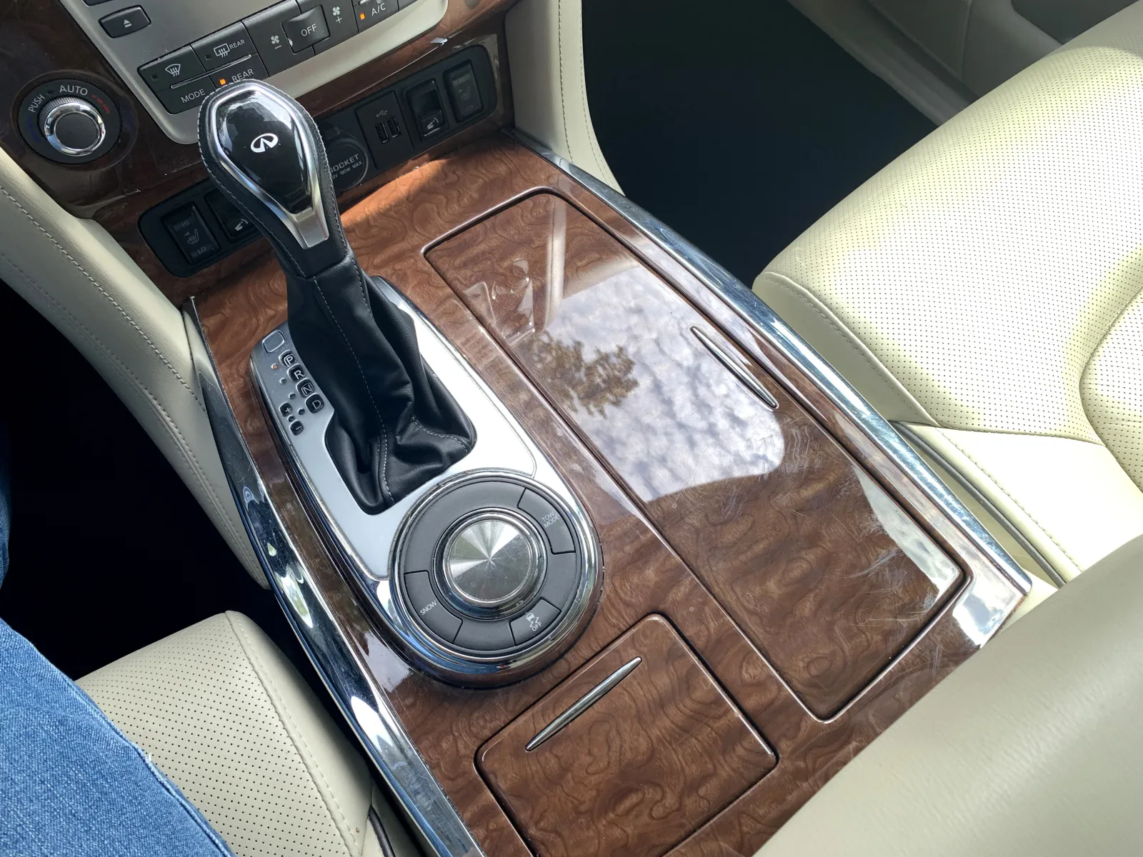 Infiniti QX80 photo 19