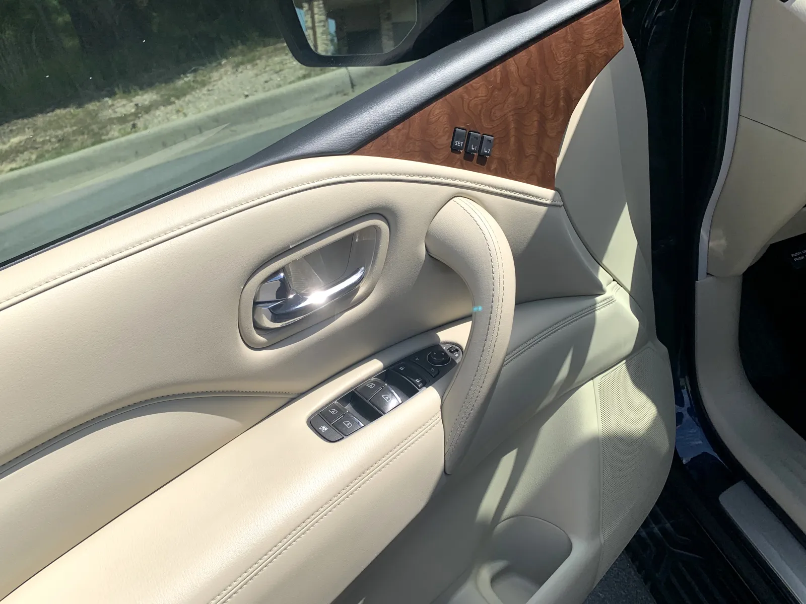 Infiniti QX80 photo 24