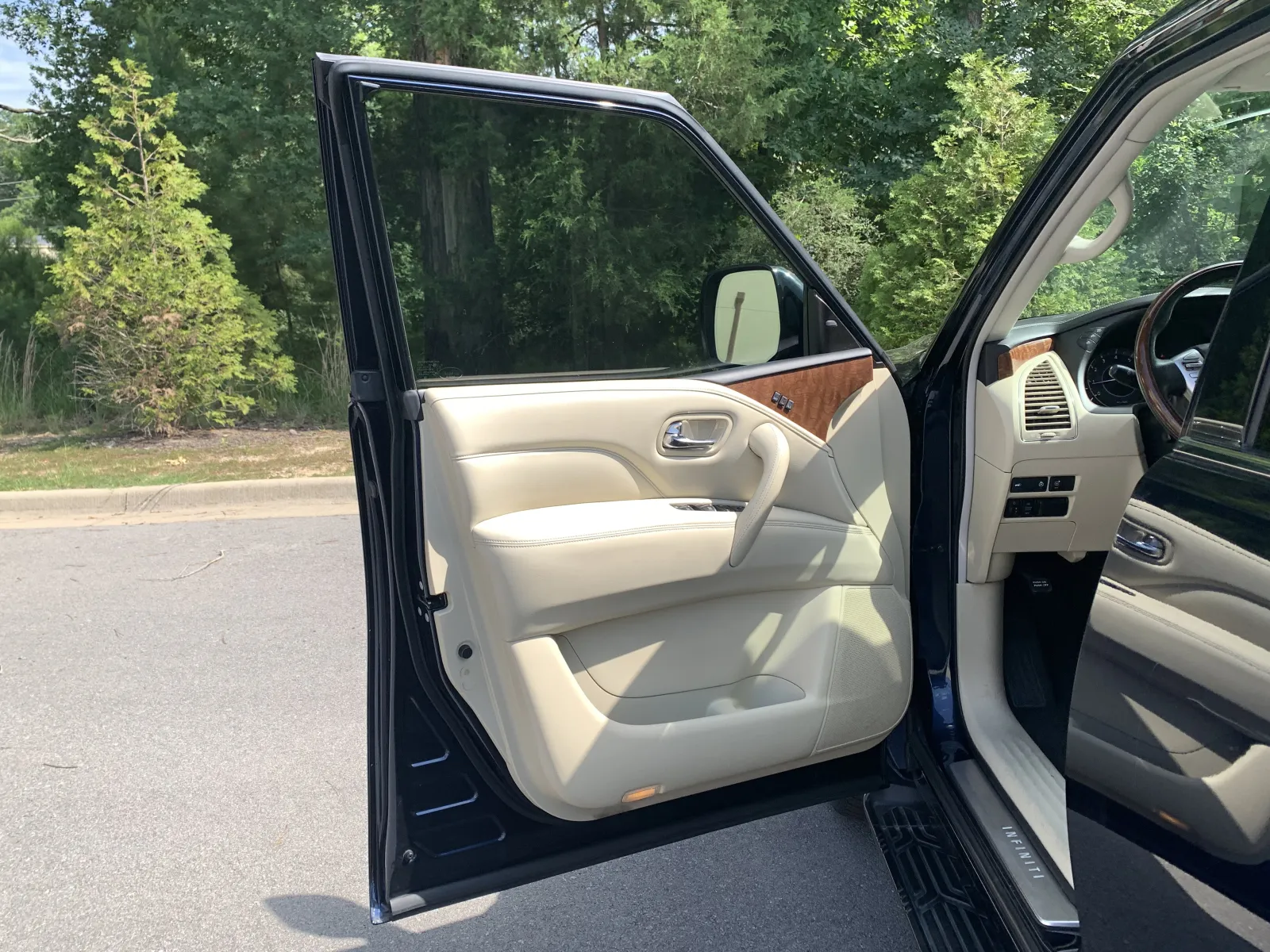 Infiniti QX80 photo 26