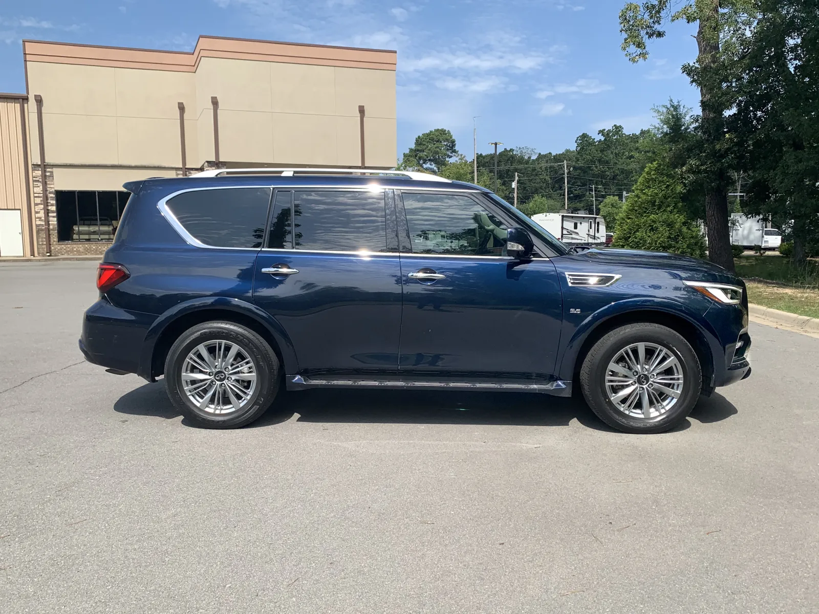 Infiniti QX80 photo 8