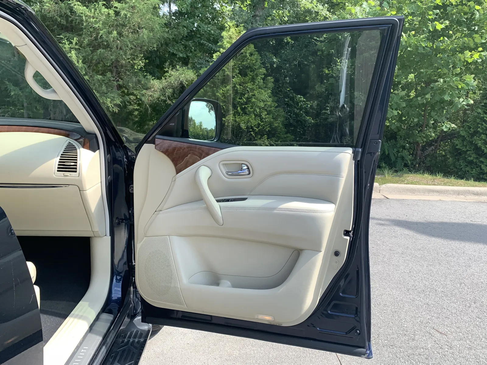 Infiniti QX80 photo 32