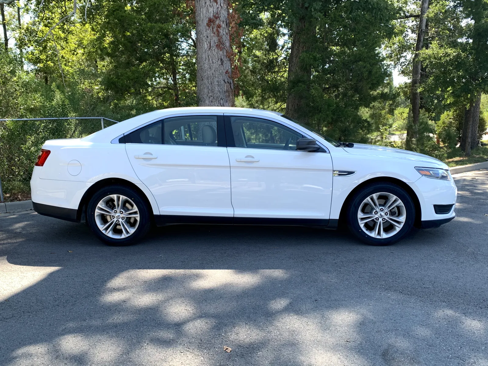 Ford Taurus photo 8