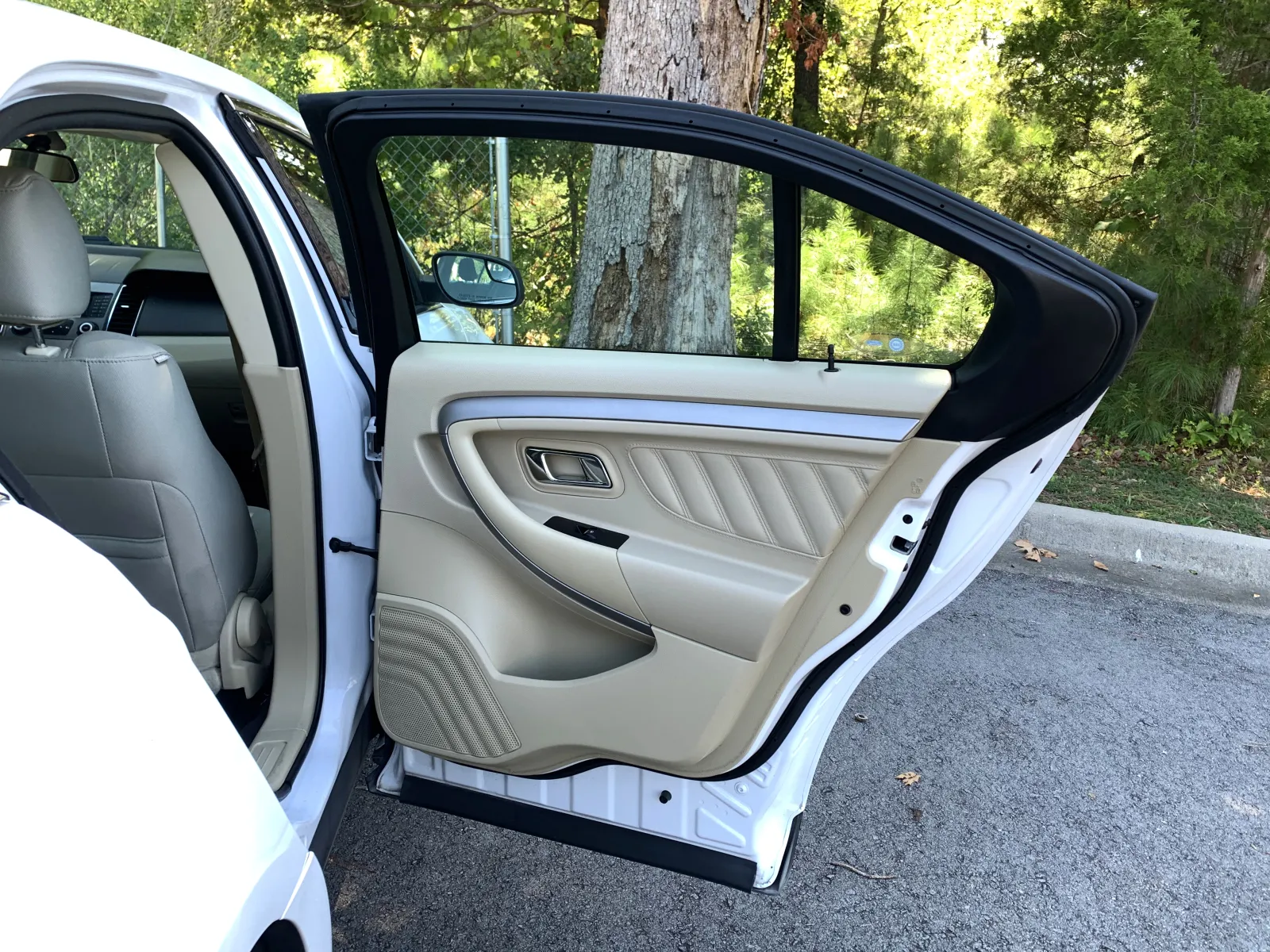 Ford Taurus photo 30