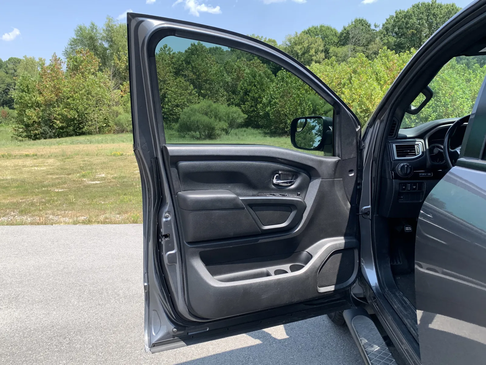 Nissan Titan photo 23